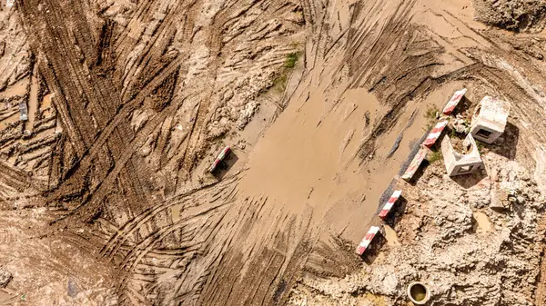 Yeni yol inşaatı ya da inşaat halindeki üstgeçitlerin hava görüntüsü.
