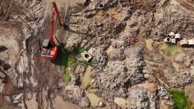Yeni yol inşaatı ya da inşaat halindeki üstgeçitlerin hava görüntüsü.