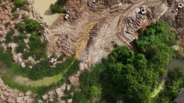 Yeni yol inşaatı ya da inşaat halindeki üstgeçitlerin hava görüntüsü.
