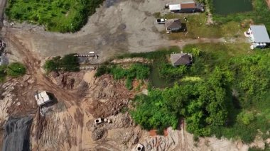 Yeni yol inşaatı ya da inşaat halindeki üstgeçitlerin hava görüntüsü.