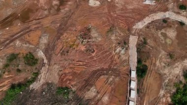 Yeni yol inşaatı ya da inşaat halindeki üstgeçitlerin hava görüntüsü.