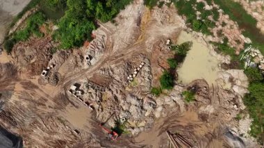 Yeni yol inşaatı ya da inşaat halindeki üstgeçitlerin hava görüntüsü.