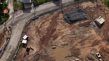 Yeni yol inşaatı ya da inşaat halindeki üstgeçitlerin hava görüntüsü.