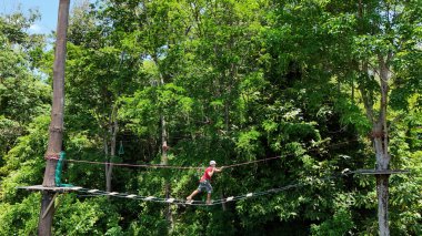 Bir adam uç parkta zorlu bir pistte yürüyor..