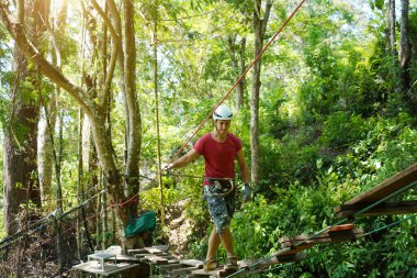 Bir adam uç parkta zorlu bir pistte yürüyor..