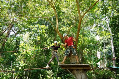Bir adam ve bir kadın, Extreme Park 'ta zorlu bir pistte yürüyor..