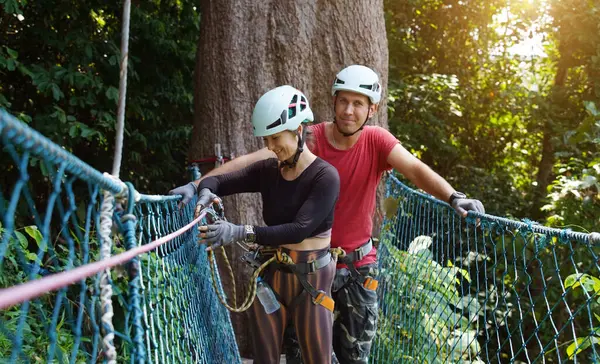 Bir adam ve bir kadın, Extreme Park 'ta zorlu bir pistte yürüyor..