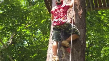 Bir adam uç parkta zorlu bir pistte yürüyor..