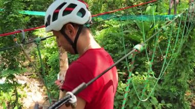 Bir adam uç parkta zorlu bir pistte yürüyor..