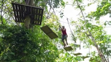 Bir adam ve bir kadın, Extreme Park 'ta zorlu bir pistte yürüyor..