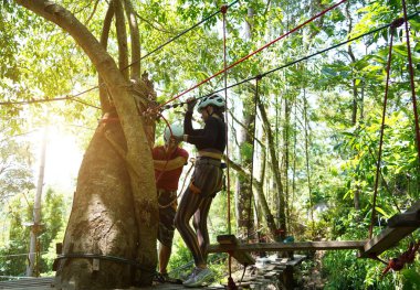 Bir adam ve bir kadın, Extreme Park 'ta zorlu bir pistte yürüyor..