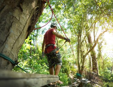Bir adam uç parkta zorlu bir pistte yürüyor..