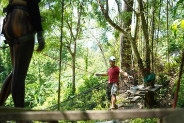 Bir adam ve bir kadın, Extreme Park 'ta zorlu bir pistte yürüyor..