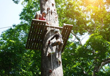 Bir adam ve bir kadın, Extreme Park 'ta zorlu bir pistte yürüyor..