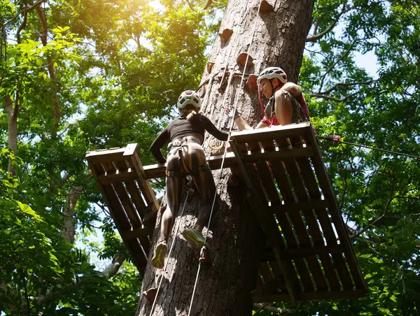 Bir adam ve bir kadın, Extreme Park 'ta zorlu bir pistte yürüyor..