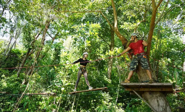 Bir adam ve bir kadın, Extreme Park 'ta zorlu bir pistte yürüyor..