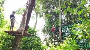 Bir adam ve bir kadın, Extreme Park 'ta zorlu bir pistte yürüyor..