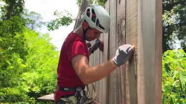 Bir adam uç parkta zorlu bir pistte yürüyor..