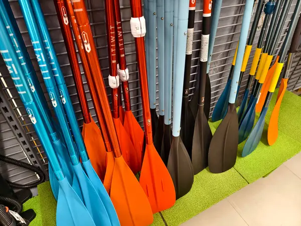 Bir kürek koleksiyonu kullanım için düzgün bir sırada dizilmiştir.