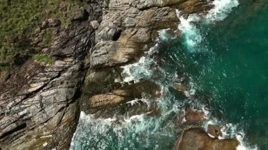 Dalgaların kayalara ve taşlara çarptığı kıyı şeridi..