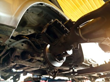 Şu anda garajda yetenekli bir tamirci tarafından tamir edilen bir araba var..