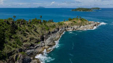 Uçsuz bucaksız okyanusun ortasında, mavi sularla çevrili küçük bir ada..