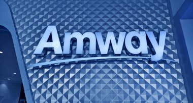 MAYIS 08, 2025 - PHUKET, THAILAND: Duvardaki Amway markasının logosu.