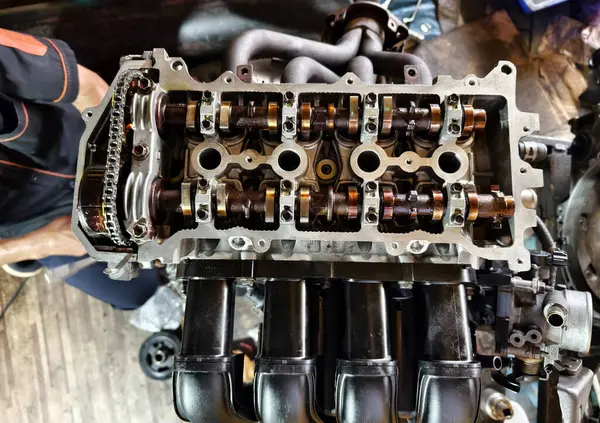 Garaj atölyesinde bir araba motoru tamiri yapılıyor..