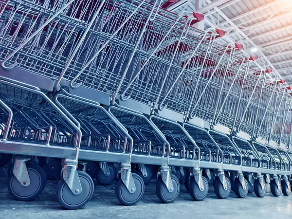 Bir sıra alışveriş arabası düz bir sıraya dizilmiştir..