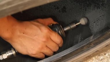 Lastik tamir süreci hassas ve verimli bakım görevleri için özel araçlar gösterir.