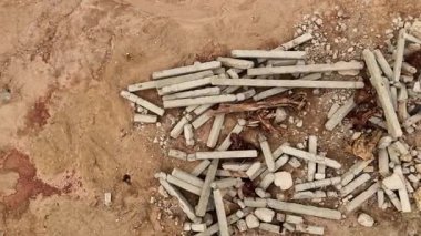 Yapı enkazı kumlu toprağa eşsiz bir şekilde saçılmış ilginç desenler oluşturuyor..