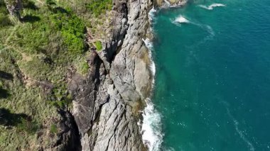 Dalgaların kayalara ve taşlara çarptığı kıyı şeridi..