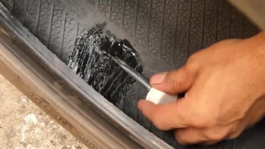 Lastik tamir süreci hassas ve verimli bakım görevleri için özel araçlar gösterir.