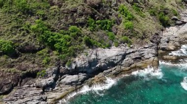 Dalgaların kayalara ve taşlara çarptığı kıyı şeridi..