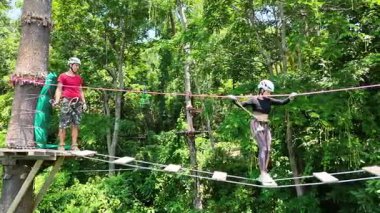 Bir adam ve bir kadın, Extreme Park 'ta zorlu bir pistte yürüyor..