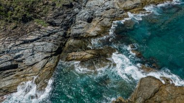 Dalgaların kayalara ve taşlara çarptığı kıyı şeridi..