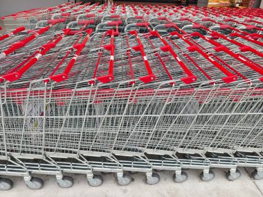 Bir sıra alışveriş arabası düz bir sıraya dizilmiştir..