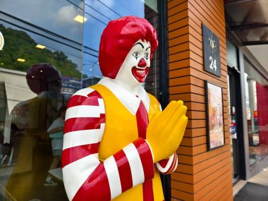 MAYIS 08, 2025 - PHUKET, THAILAND: caddedeki McDonalds Restoranı.