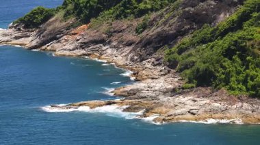 Uçsuz bucaksız okyanusun ortasında, mavi sularla çevrili küçük bir ada..