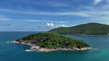 Uçsuz bucaksız okyanusun ortasında, mavi sularla çevrili küçük bir ada..
