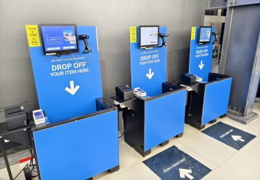 Geniş hipermarkette self-servis kontrol alanı.