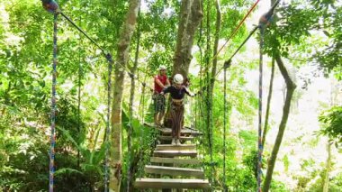 Bir adam ve bir kadın, Extreme Park 'ta zorlu bir pistte yürüyor..