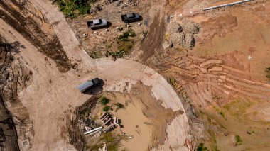 Yeni yol inşaatı ya da inşaat halindeki üstgeçitlerin hava görüntüsü.
