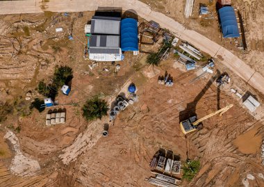 Yeni yol inşaatı ya da inşaat halindeki üstgeçitlerin hava görüntüsü.