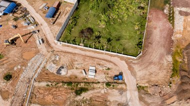 Yeni yol inşaatı ya da inşaat halindeki üstgeçitlerin hava görüntüsü.