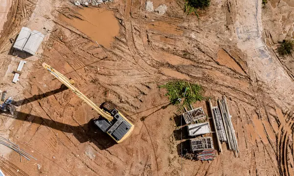 Yeni yol inşaatı ya da inşaat halindeki üstgeçitlerin hava görüntüsü.