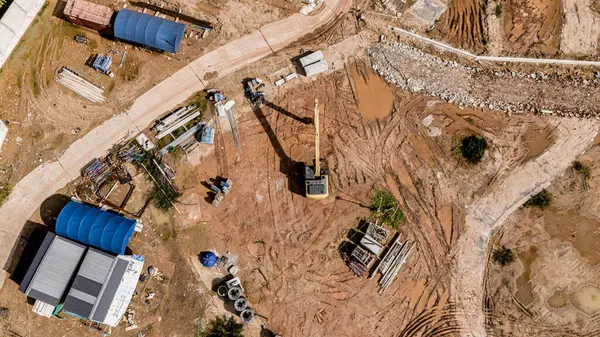 Yeni yol inşaatı ya da inşaat halindeki üstgeçitlerin hava görüntüsü.