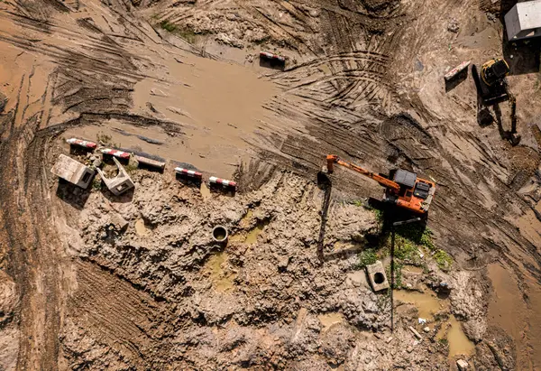 Yeni yol inşaatı ya da inşaat halindeki üstgeçitlerin hava görüntüsü.