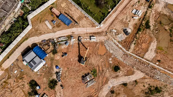 Yeni yol inşaatı ya da inşaat halindeki üstgeçitlerin hava görüntüsü.