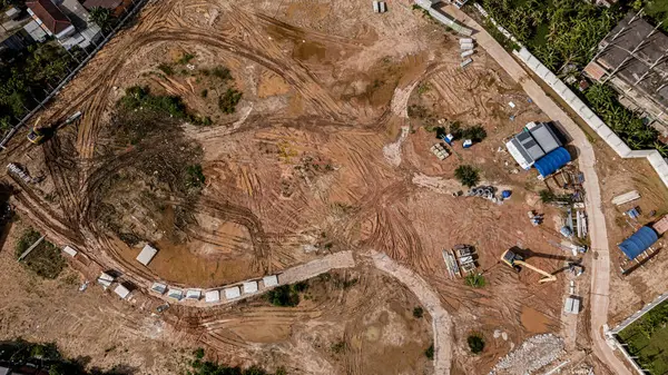 Yeni yol inşaatı ya da inşaat halindeki üstgeçitlerin hava görüntüsü.